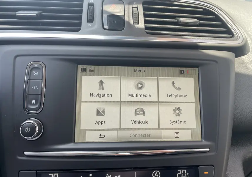 Gros plan sur l’écran tactile central du Renault Kadjar 2018 avec menu principal et commandes autour.