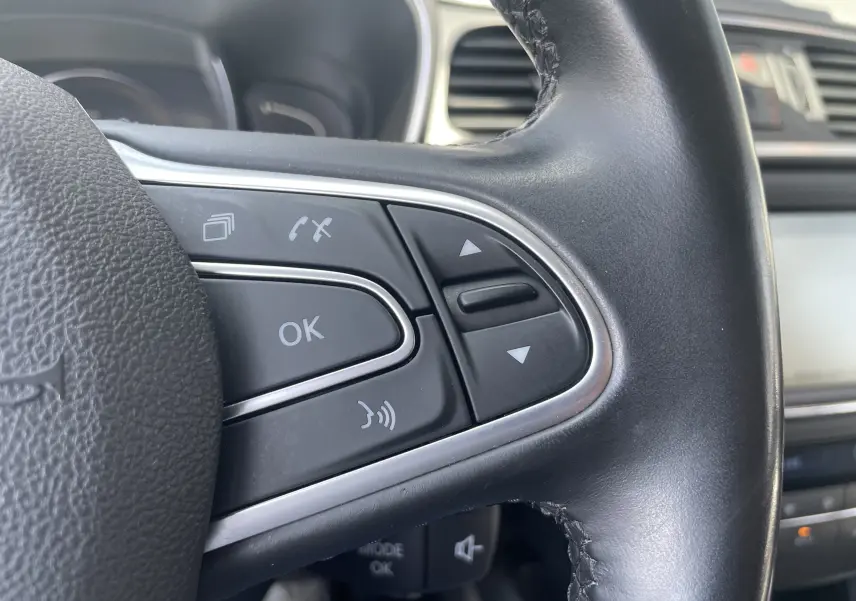 Gros plan sur les commandes multifonctions à droite du volant noir du Renault Kadjar 1.6 DCi 130 CVT Energy Intense.