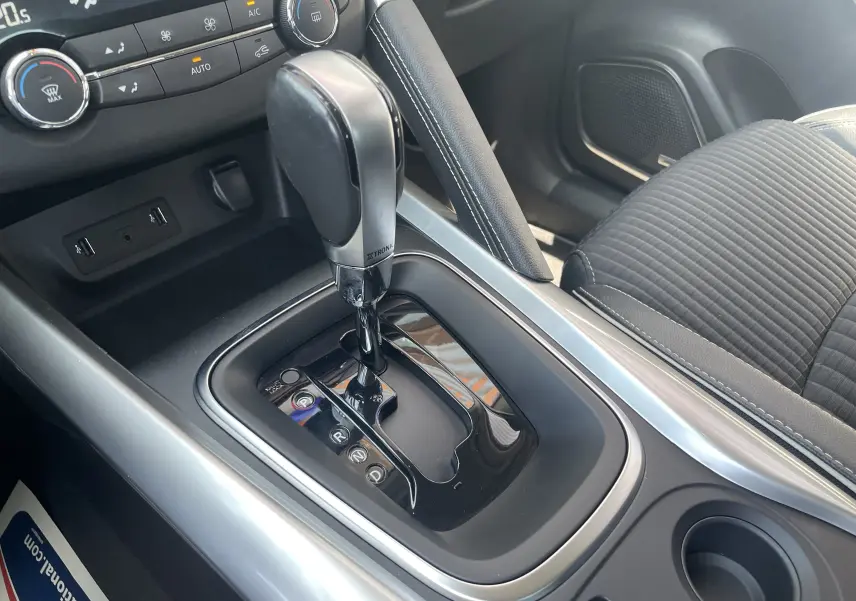 Vue rapprochée de la console centrale avec levier de vitesse automatique du Renault Kadjar 2018, intérieur gris noir.