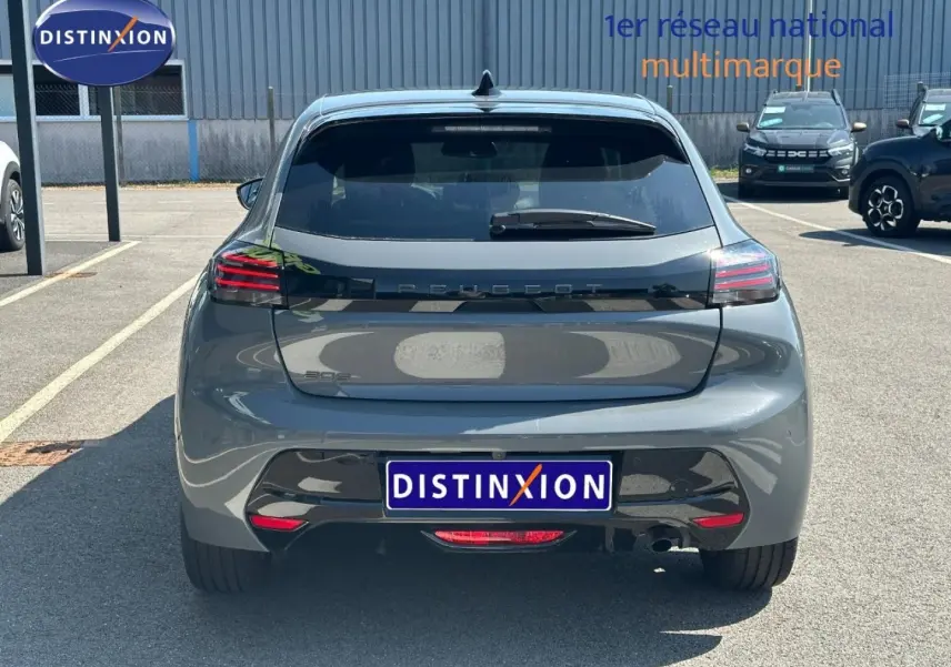 Vue arrière d'une Peugeot 208 gris Selenium 2025 avec feux arrière LED et logo Peugeot noir mat.