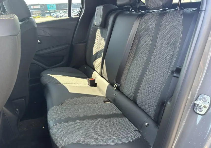 Vue intérieure côté droit sur la banquette arrière en tissu gris de la Peugeot 208 2025 finition Allure.