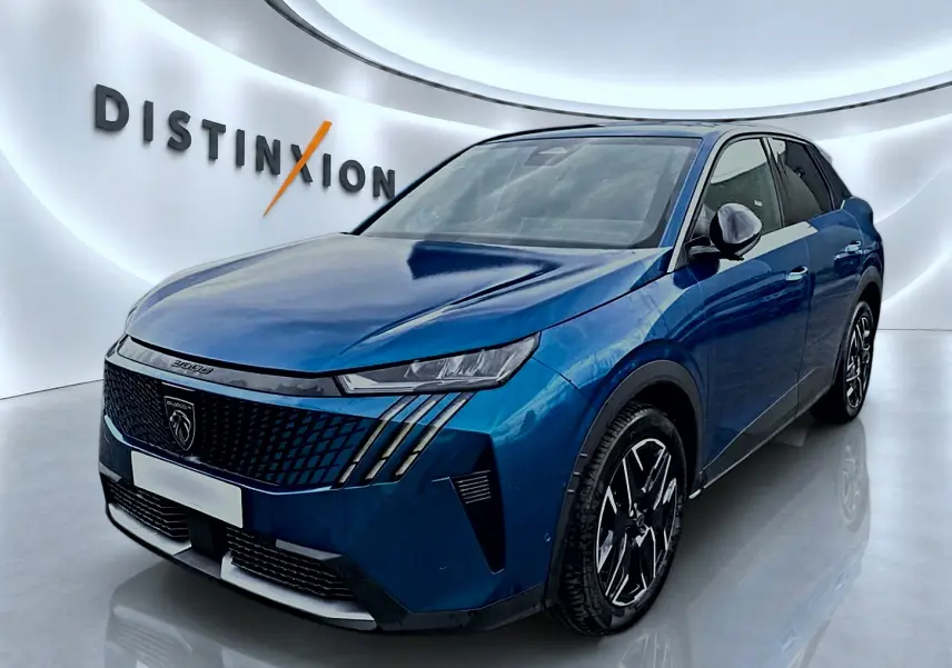 Peugeot 3008 bleu en 3/4 avant droit, avec calandre noire et jantes alliage distinctives.