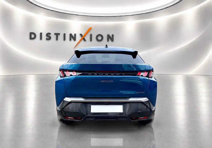 Vue arrière d’un Peugeot 3008 hybride bleu 2025 avec feux arrière LED et becquet noir dans un showroom.