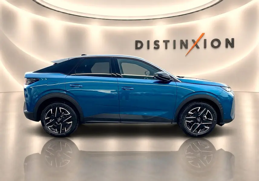 Peugeot 3008 bleu en profil droit, jantes alu noires et toit noir, fond lumineux avec logo Distinxion.