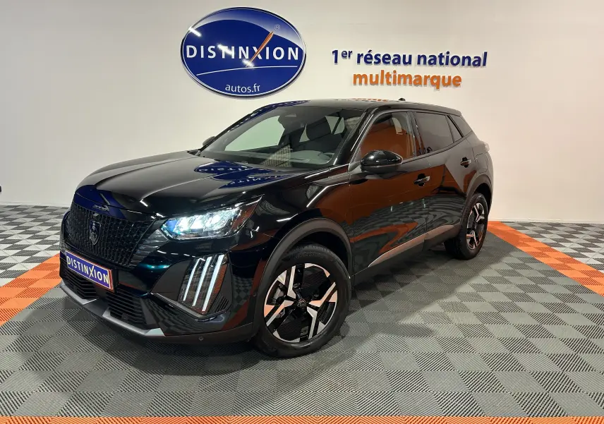 Peugeot 2008 II Hybrid noir en 3/4 avant droit, avec feux LED et jantes alliage distinctives en showroom.
