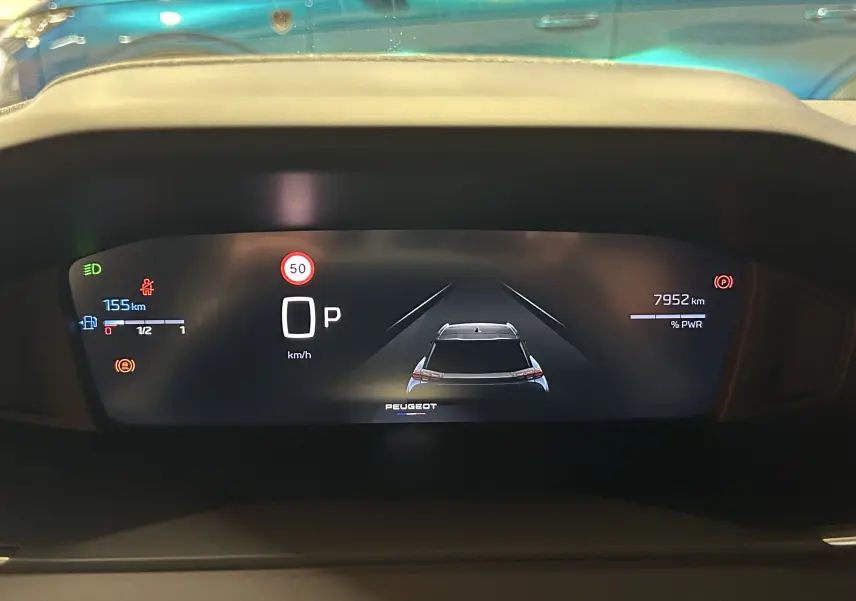 Tableau de bord numérique du Peugeot 2008 hybride noir, affichant la vitesse à 0 km/h et la caméra 360° en vue arrière.
