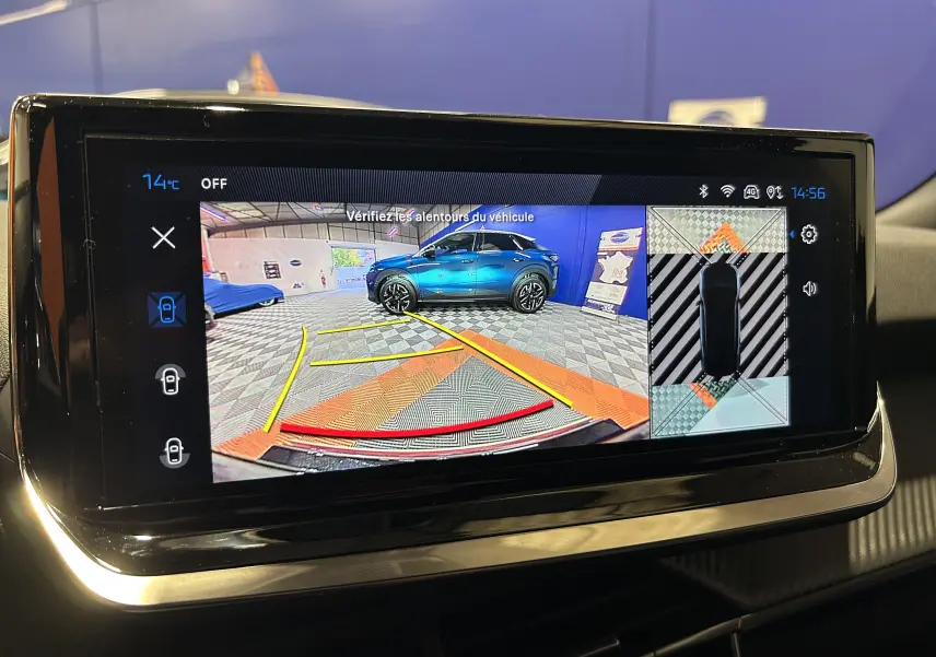 Écran de caméra 360° montrant un Peugeot 2008 noir en vue arrière avec lignes de guidage colorées.