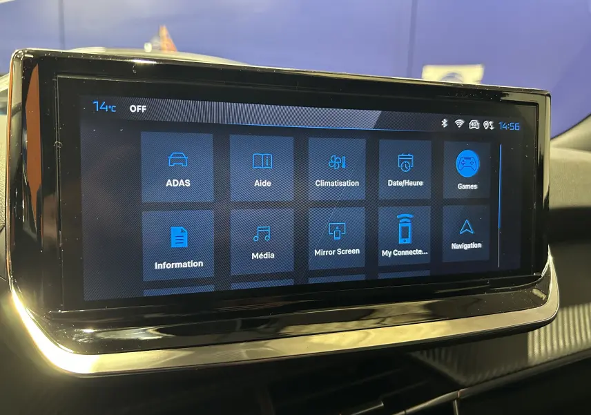 Écran tactile central du Peugeot 2008 II Hybrid 110, affichant le menu principal avec icônes bleues sur fond noir.