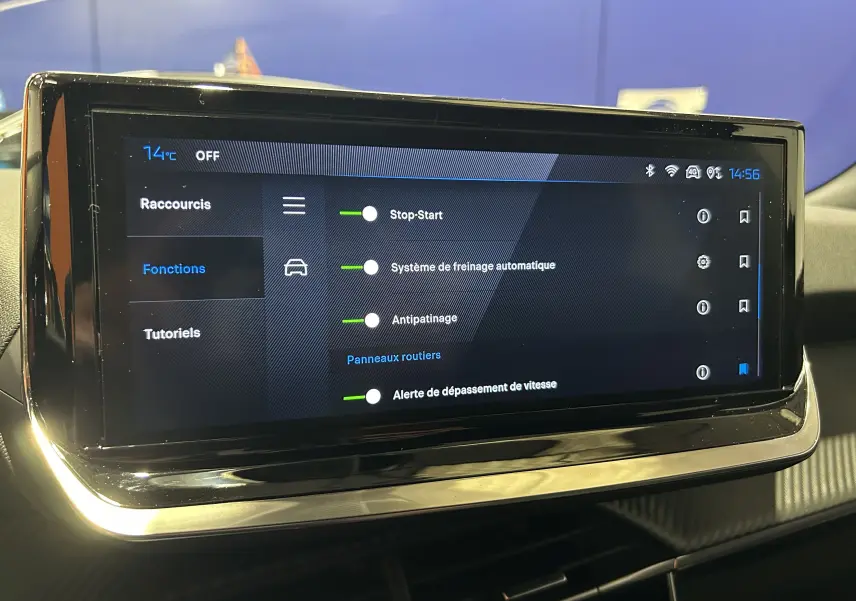 Écran tactile central du Peugeot 2008 noir montrant les réglages d’aides à la conduite en intérieur.