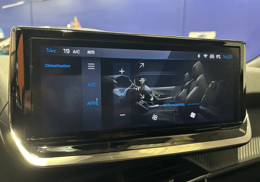 Écran tactile intérieur du tableau de bord du Peugeot 2008 II Hybrid, affichant la climatisation à 14°C.