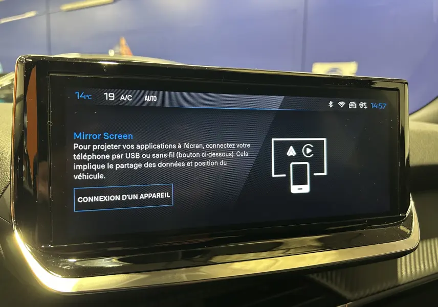 Écran tactile central du Peugeot 2008 noir, affichant l'interface Mirror Screen avec options de connexion USB et sans fil.