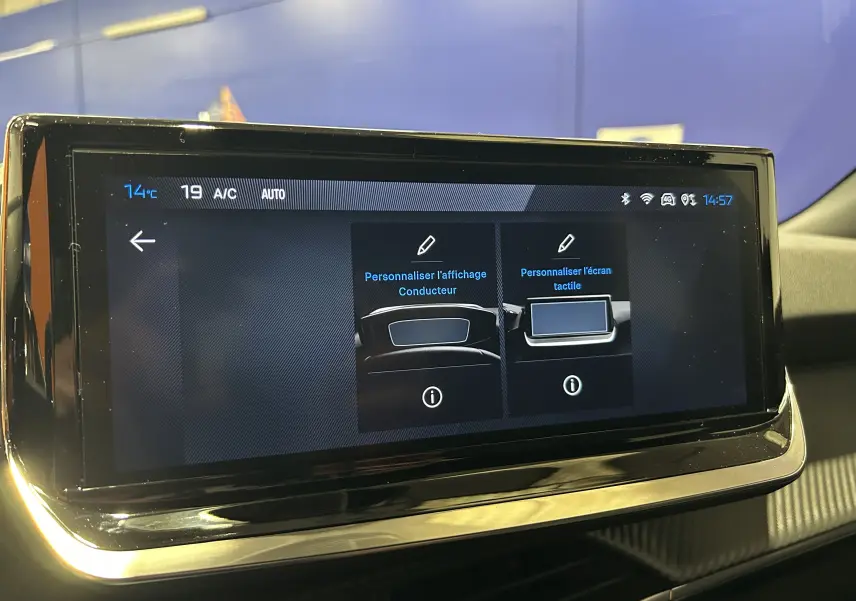 Écran tactile intérieur du Peugeot 2008 II Hybrid 110, affichant les options de personnalisation du conducteur et de l'écran.
