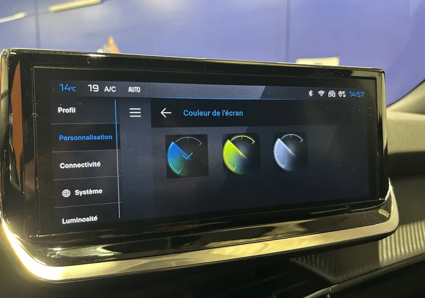 Écran tactile intérieur du Peugeot 2008 II Hybrid 110, affichant le menu de personnalisation des couleurs d’écran.