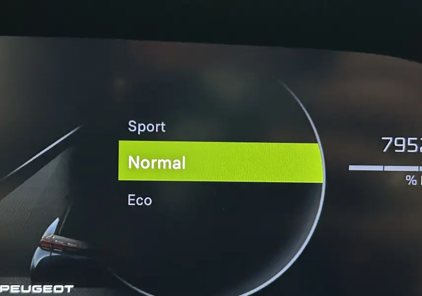 Affichage du mode de conduite "Normal" sur le tableau de bord numérique du Peugeot 2008 noir, vue intérieure rapprochée.