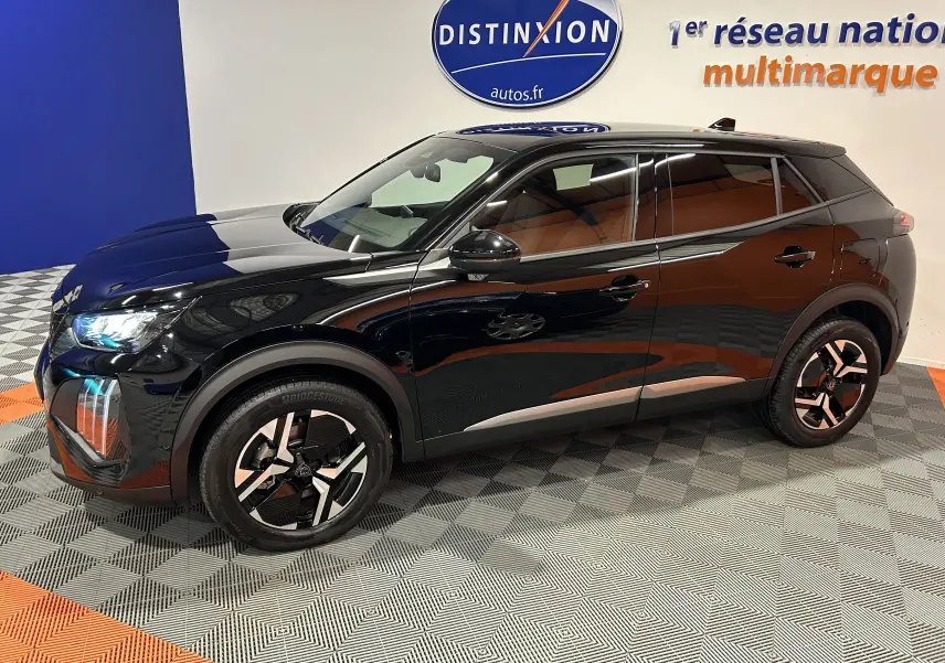 Peugeot 2008 II Hybrid noir en 3/4 avant droit, avec jantes alliage distinctives et vitres teintées.