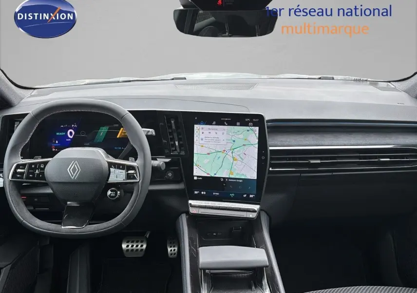 Vue intérieure frontale du tableau de bord et volant du Renault Austral gris schiste satin mat avec écran tactile central et commandes au volant.