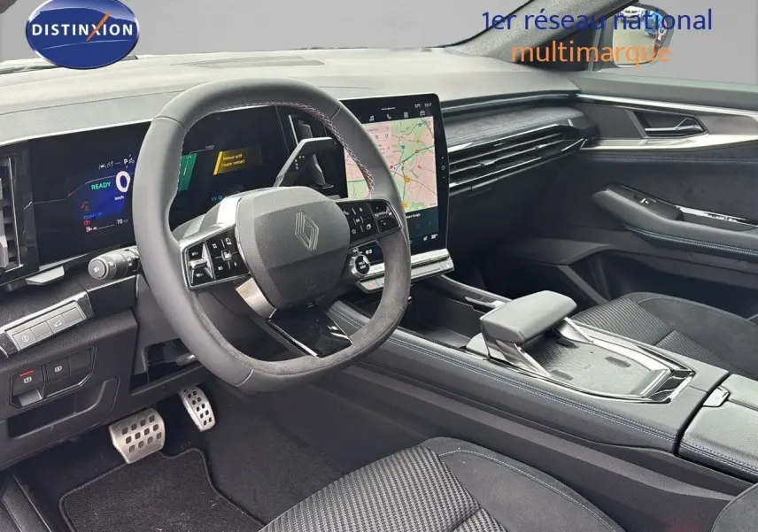 Intérieur moderne du Renault Austral 2024, vue côté conducteur sur le tableau de bord et écran tactile central.