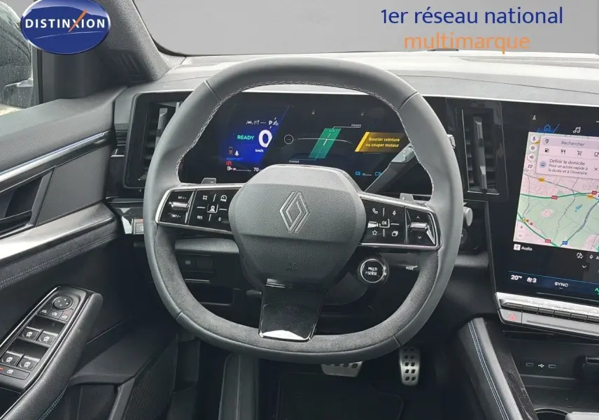 Intérieur du Renault Austral 2024, vue centrée sur le volant multifonction et les écrans numériques modernes.