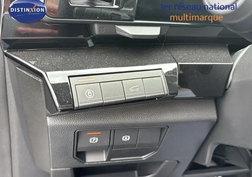 Détail des commandes intérieures noires du tableau de bord du Renault Austral 2024 finition Techno Esprit Alpine.