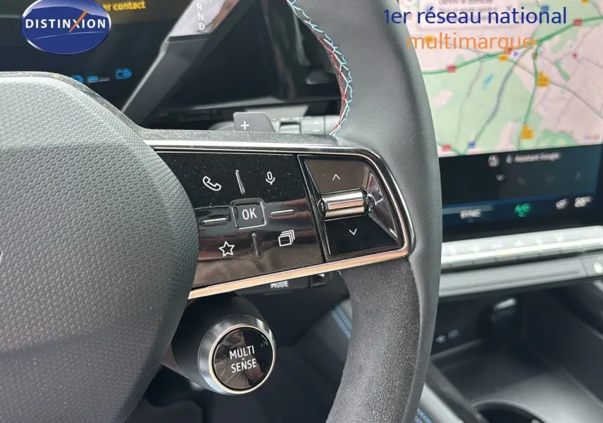 Gros plan sur le volant du Renault Austral gris schiste satin mat avec commandes intégrées et bouton Multi Sense visible.