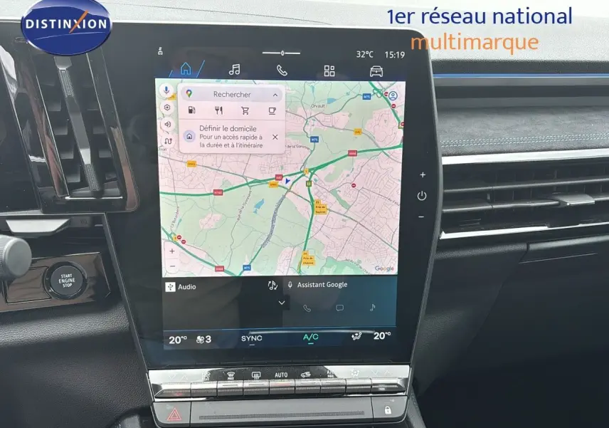 Tableau de bord du Renault Austral 2024 avec écran tactile central affichant une carte, finition intérieure noire.