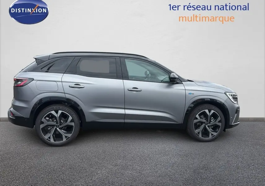 Profil côté gauche du Renault Austral 2024 gris schiste satin mat avec jantes alliage et toit noir contrasté.