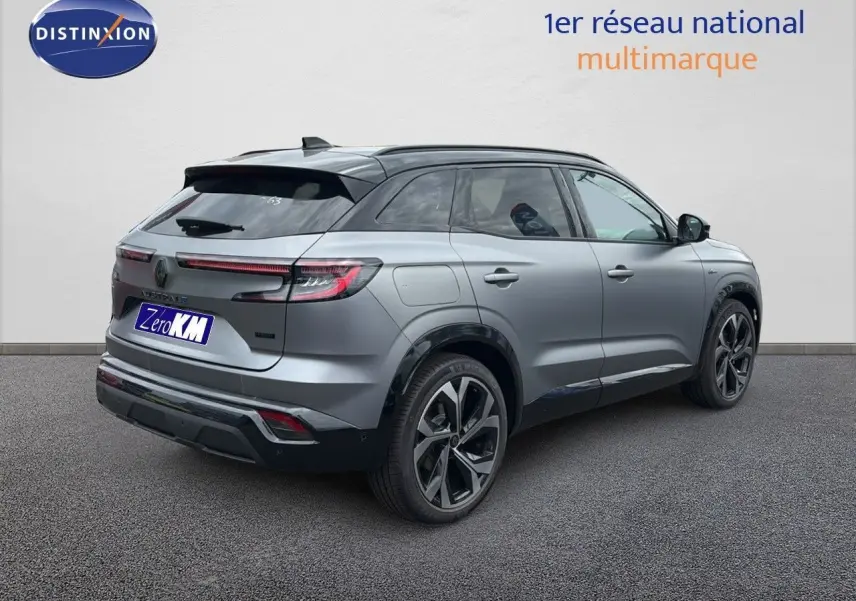 Vue 3/4 arrière droite du Renault Austral gris schiste satin mat avec jantes alliage et feux LED distinctifs.