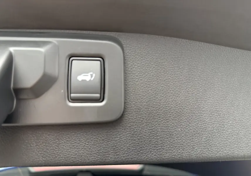 Écran central montrant les options de sécurité du Renault Symbioz bleu Iron en vue intérieure du tableau de bord.