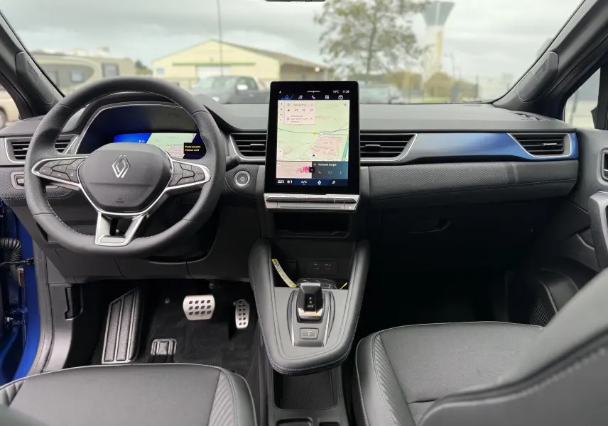 Écran tactile intérieur affichant les aides à la conduite du Renault Symbioz hybride, vue du tableau de bord.