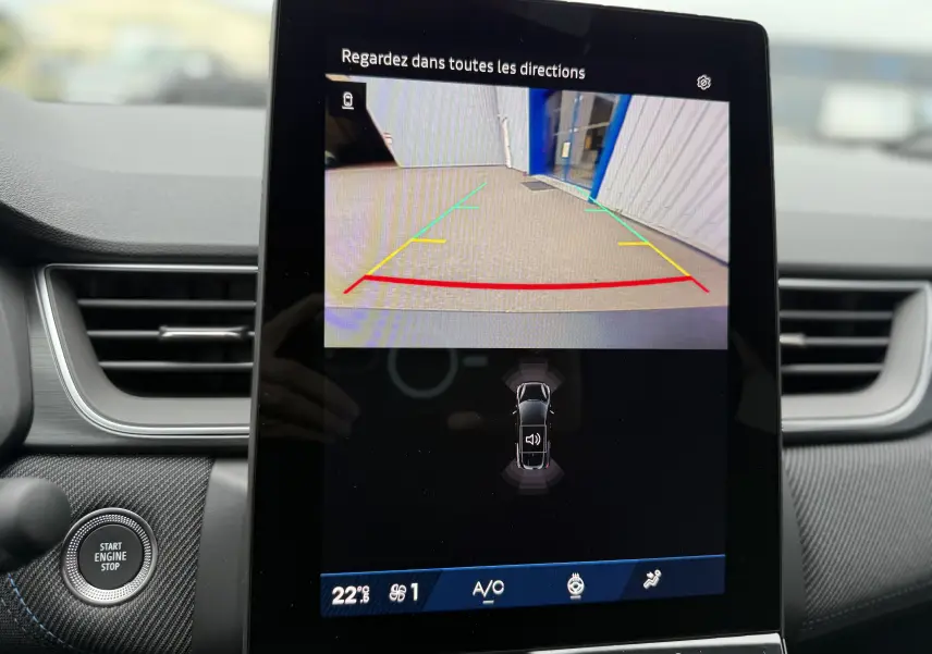 Écran tactile intérieur du Renault Symbioz bleu Iron, affichant les aides à la conduite en mode parking.