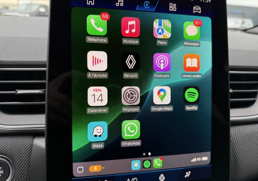 Écran central du Renault Symbioz 2025 montrant la caméra de recul avec guidage coloré en bleu iron.