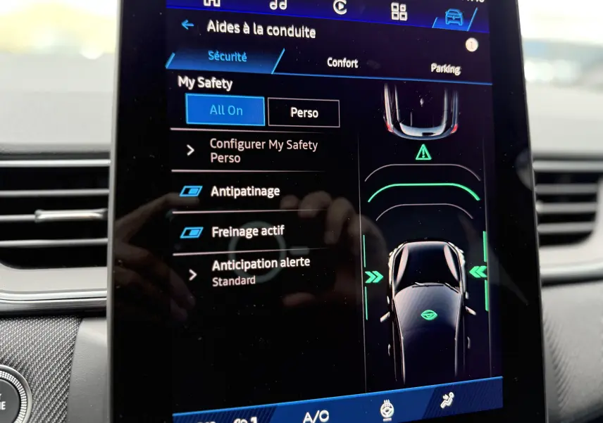 Gros plan sur le bouton d'ouverture électrique du hayon dans l'habitacle du Renault Symbioz bleu iron 2025.