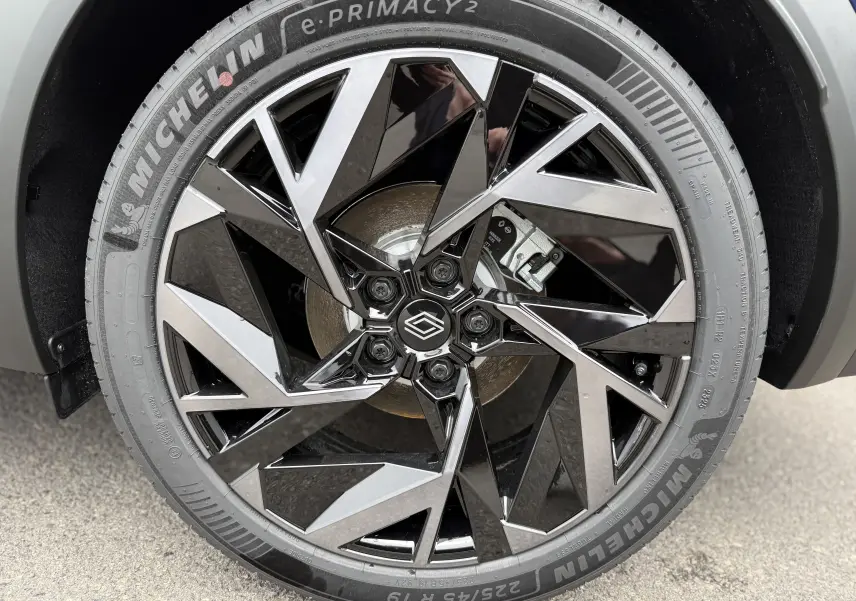 Intérieur de la Renault SYMBIOZ 2025 en bleu Iron, vue côté gauche sur les sièges avant sport avec logo Alpine brodé.