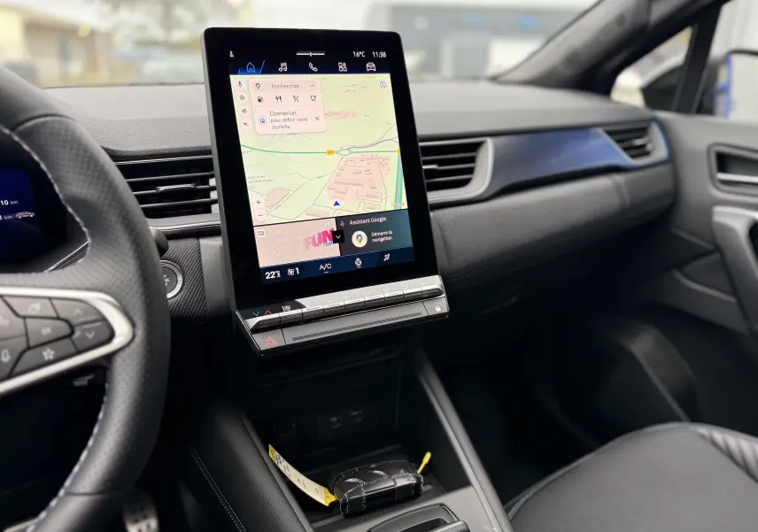 Vue frontale du tableau de bord tactile du Renault SYMBIOZ bleu iron, affichant la navigation et les commandes multimédia.