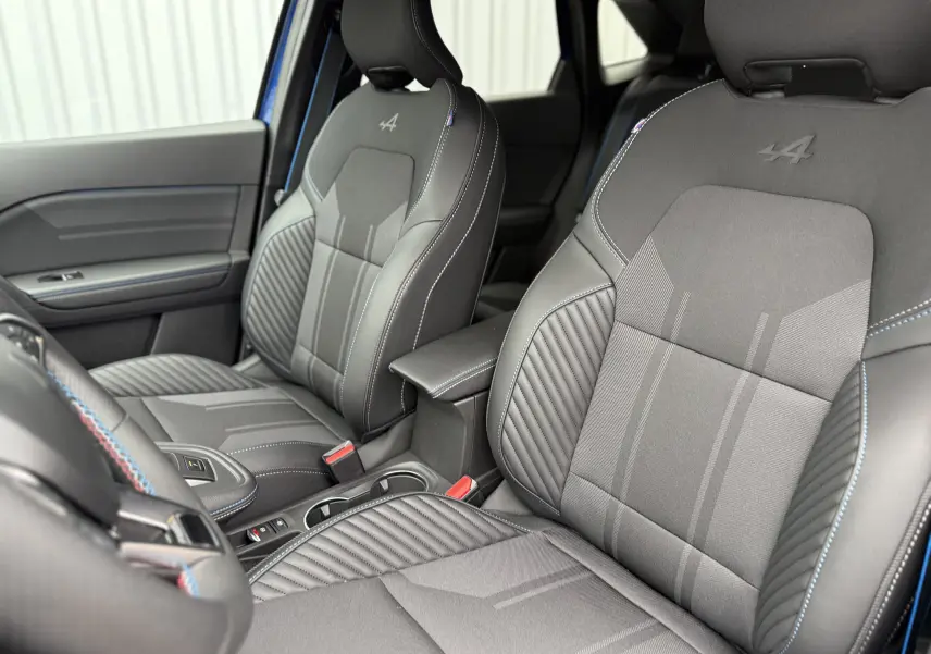 Écran tactile central affichant les applications connectées dans l'habitacle d'une Renault Symbioz bleu Iron 2025.