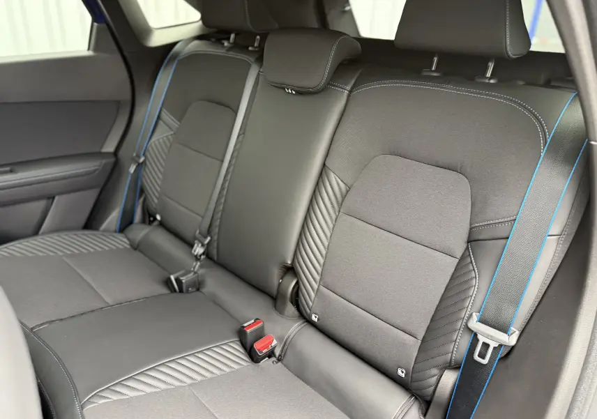 Écran tactile central du tableau de bord du Renault Symbioz 2025 affichant une carte de navigation avec options de recherche.