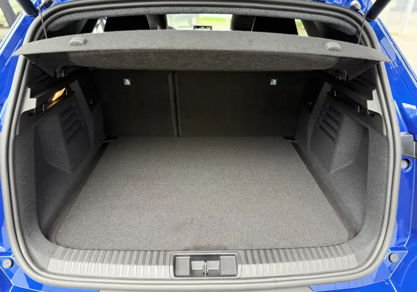 Écran tactile central du tableau de bord du Renault Symbioz 2025 affichant les modes de conduite en bleu et noir.