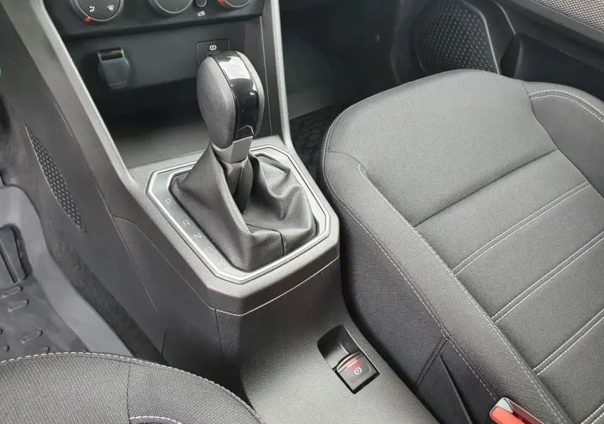 Gros plan sur la console centrale et le levier de vitesses automatique du Dacia Jogger 2024, intérieur noir.