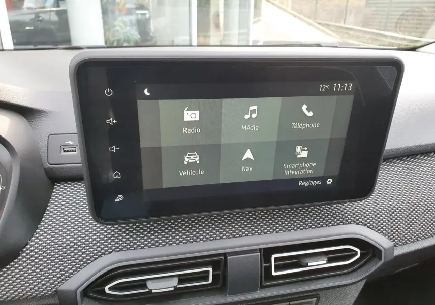 Écran tactile central du tableau de bord du Dacia Jogger 2024 avec interface navigation et médias.