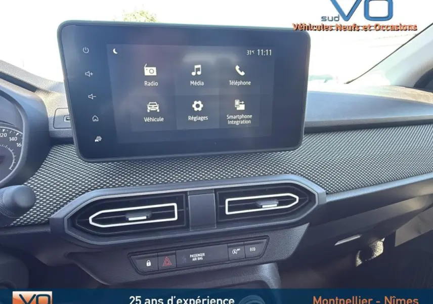 Vue intérieure du tableau de bord du Dacia Jogger gris 2025, avec écran tactile central et aérateurs horizontaux.