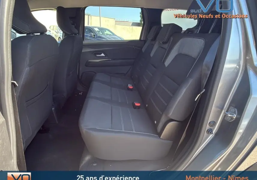 Vue intérieure côté droit sur la banquette arrière noire du Dacia Jogger gris 2025, avec porte ouverte.