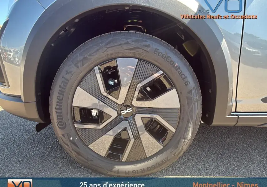 Gros plan sur la roue avant droite du Dacia Jogger gris 2025, mettant en valeur la jante moderne et le pneu Continental.