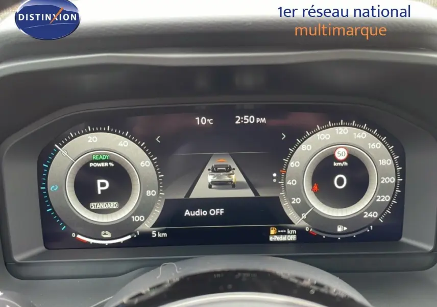 Tableau de bord numérique du Nissan Qashqai gris, affichant vitesse, mode parking et indicateurs de conduite.