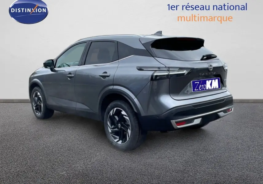 Nissan Qashqai 1.5 E-POWER gris squale métal en 3/4 arrière droit, avec jantes noires et feux LED fins.