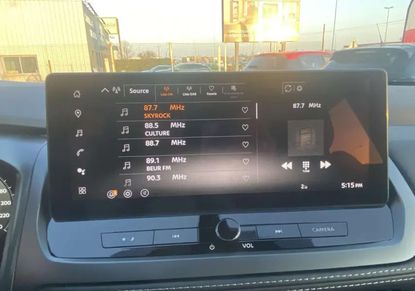 Vue intérieure du tableau de bord du Nissan Qashqai 2025, écran tactile affichant les stations radio FM.