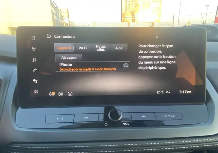 Écran tactile central du Nissan Qashqai 2025 en gros plan, affichant le menu de connexions Bluetooth et Wi-Fi.