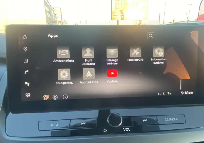 Vue intérieure du tableau de bord du Nissan Qashqai 2025, écran tactile affichant les applications connectées.