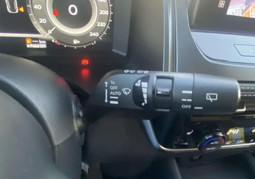 Gros plan sur la commande d’essuie-glace du tableau de bord du Nissan Qashqai 2025 gris ceramic, intérieur moderne.