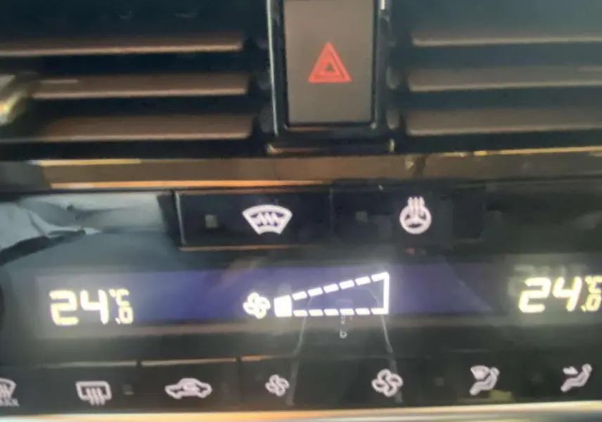 Détail du tableau de bord du Nissan Qashqai 2025 montrant la climatisation réglée à 24,6°C avec commandes tactiles.