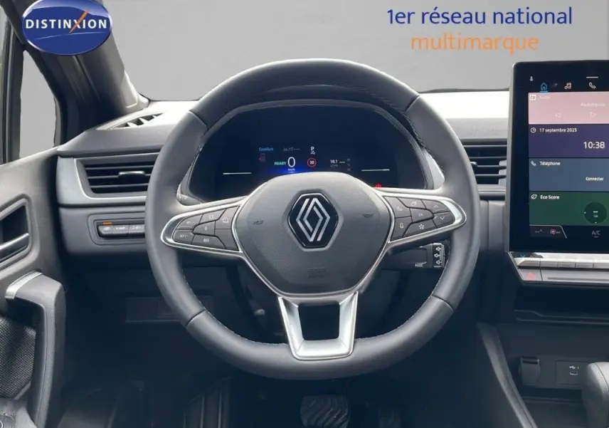 Vue frontale du volant cuir gris du Renault Captur 2025 avec cockpit numérique et écran tactile central.